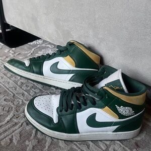 NIKE Air Jordan Retro Men sneakers size 10 white green High Top